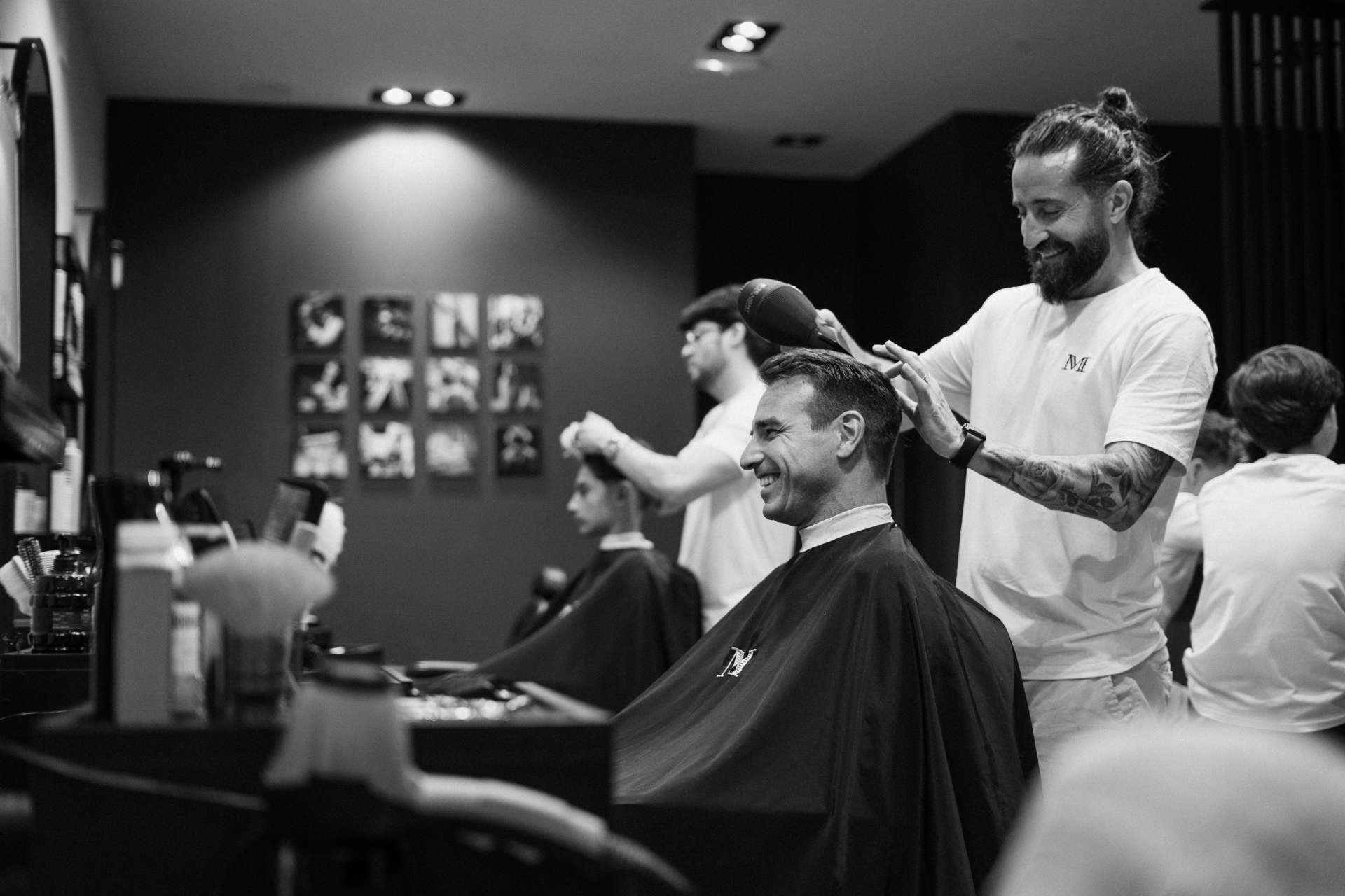Photograph of manager Mariano Oroná performing a gentleman's haircut at his top-rated barbershop in Málaga, M Salon de Caballeros
