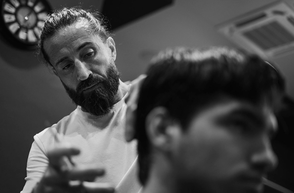 Mariano Oroná performing a gentleman's haircut
