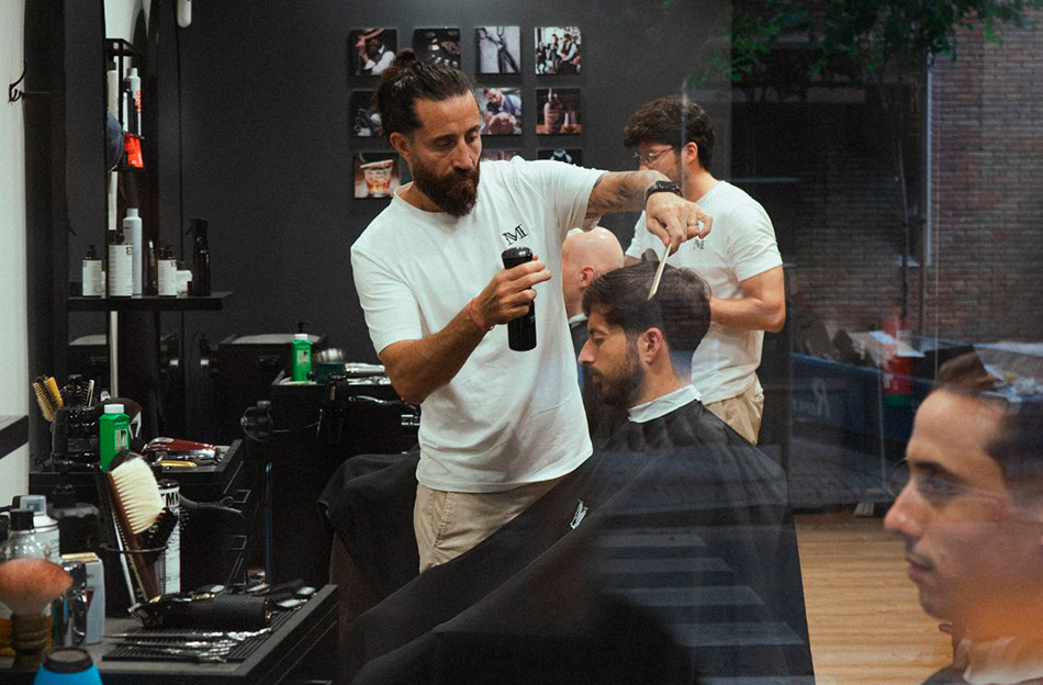 Mariano Oroná styling a gentleman's hair